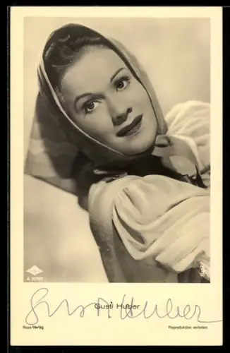 AK Schauspielerin Gusti Huber in Bauerntracht mit Kopftuch