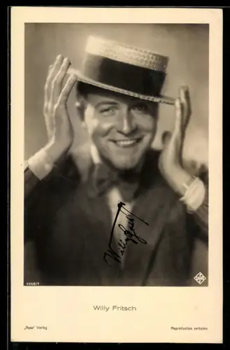 AK Schauspieler Willy Fritsch mit Hut und Fliege