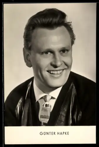 AK Schauspieler Günter Hapke in der Jacke zur Seite lächelnd