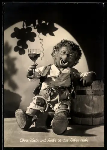 AK Mecki trinkt ein Glas Wein