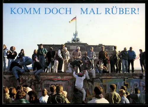 AK Berlin, Demonstranten sitzen vor dem Brandenburger Tor auf der Berliner Mauer, deutsch-deutsche Grenze