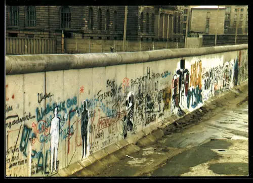 AK Berlin, Partie der Berliner Mauer in der Stresemannstrasse, deutsch-deutsche Grenze