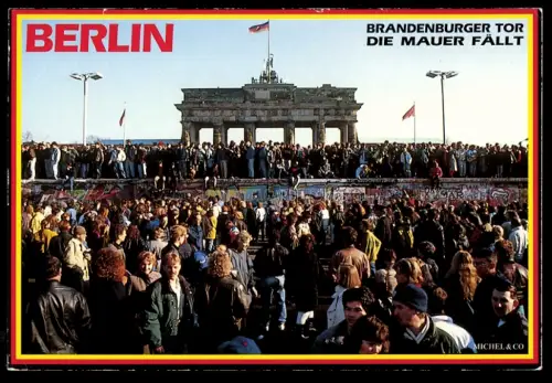 AK Berlin, Demonstranten auf der Berliner Mauer vor dem Brandenburger Tor, deutsch-deutsche Grenze