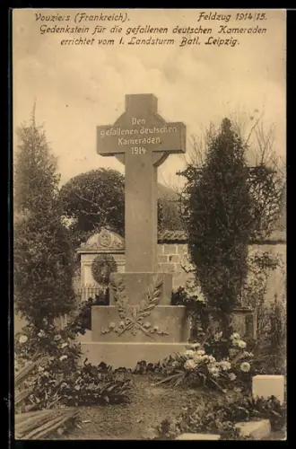 AK Vouziers, Gedenkstein für die gefallenen deutschen Soldaten vom 1. Landsturm Bathl. Leipzig 1914