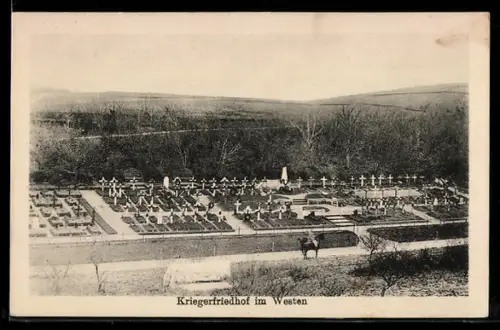 AK Soldat zur Pferd vor dem Kriegerfriedhof