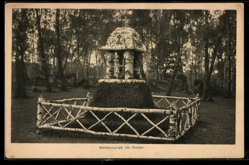 AK Soldatengrab mit Zaun aus Birkenzweigen