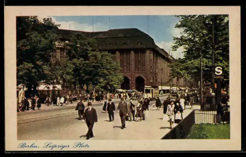 AK Berlin, Leipziger Platz, Strassenansicht mit S-Bahn-Eingang und Passanten
