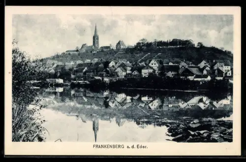 AK Frankenberg a. d. Eder, Stadtansicht mit Kirche und Fachwerkhäusern am Fluss