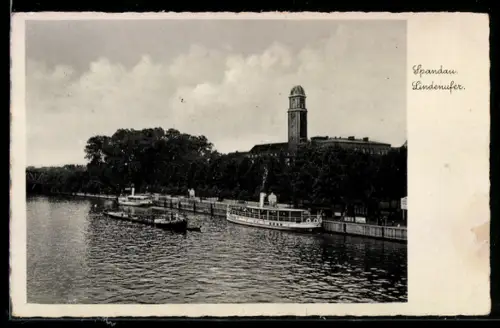 AK Berlin-Spandau, Lindenufer, Flussansicht mit Schiffen und Turm