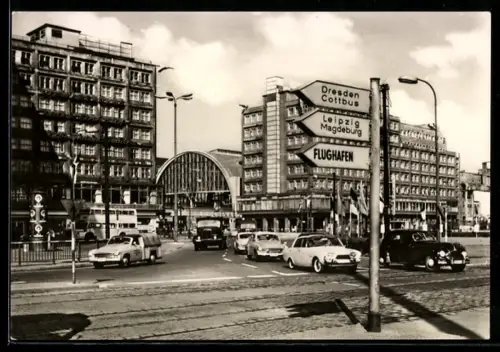 AK Berlin, Alexanderplatz, Strassenszene mit Verkehr und Bahnhofsgebäude
