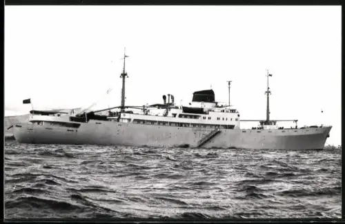Fotografie Sowjetisches Kombischiff Kuba aus Riga auf Reede liegend