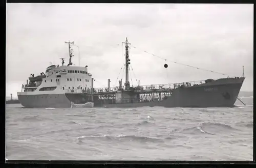 Fotografie Sowjetisches Tankschiff Kripton vor Anker liegend mit Beiboot längsseits