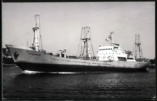 Fotografie Sowjetisches Frachtschiff Kretinga von 1971 in Fahrt in einem Seekanal