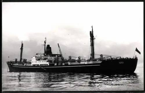 Fotografie Sowjetisches Frachtschiff Kreml aus Odessa vor Anker liegend