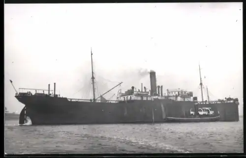 Fotografie Sowjetisches Frachtschiff Krasnyi Profintern in Ballast mit Dampfschlepper längsseits