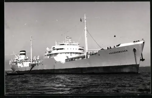 Fotografie Sowjetisches Tankschiff Krasnovodsk vor Anker und Barkasse