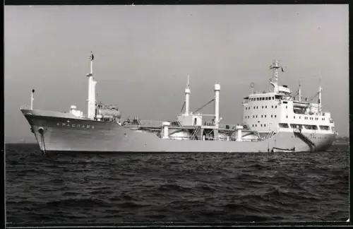 Fotografie Sowjetischer Flüssiggastanker Kraslava vor Anker liegend mit Beiboot längsseits