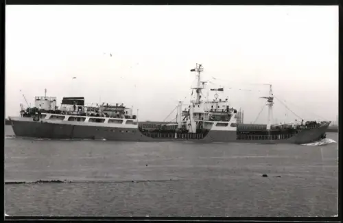 Fotografie Sowjetisches Tankschiff Appe tief beladen hohe Fahrt laufend