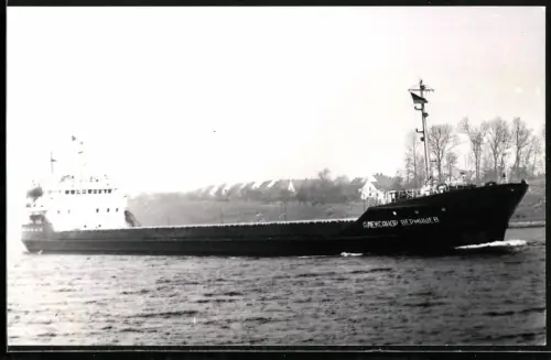 Fotografie Sowjetisches Frachtschiff Aleksandr Vermishev tief beladen in einem Seekanal