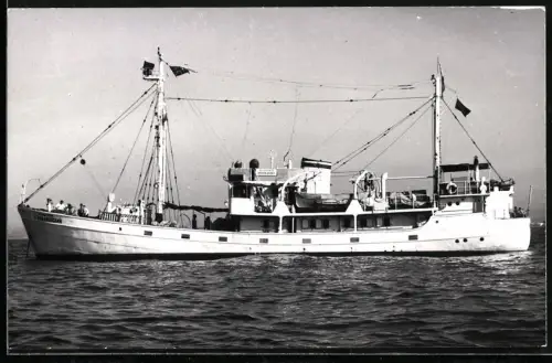 Fotografie Sowjetisches Forschungsschiff Akademik Akovalevsky von 1949, Vermessung 284 BRT, vor Anker