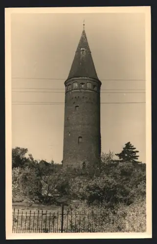 Fotografie unbekannter Fotograf, Ansicht Zörbig, Schlossturm aus Backstein mit spitzem Dach