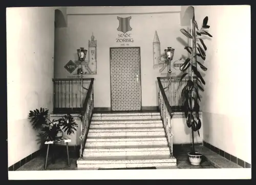 Fotografie Foto Weichold, Zörbig, Ansicht Zörbig, Eingangsbereichs mit Treppenaufgang, Stadt Zörbig seit 961