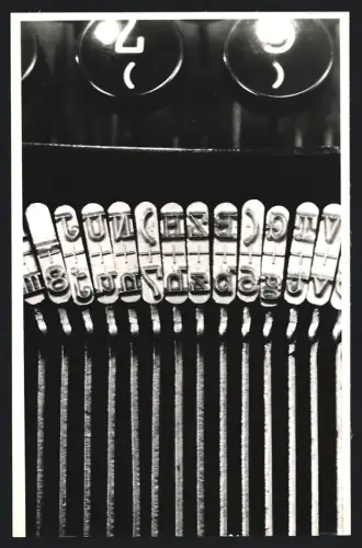 Fotografie unbekannter Fotograf und Ort, Detailansicht einer Schreibmaschine, Typographie