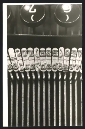 Fotografie unbekannter Fotograf und Ort, Detailansicht den Buchstabentasten einer Schreibmaschine, Typographie