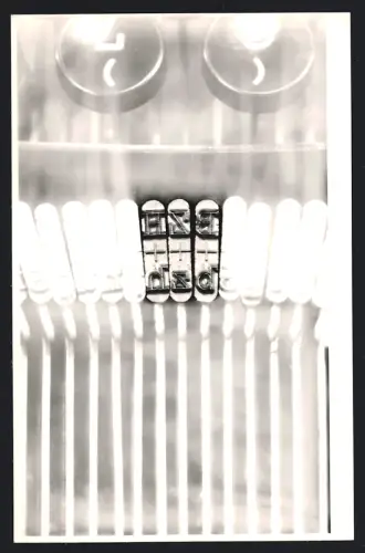 Fotografie unbekannter Fotograf und Ort, Detailansicht einer Schreibmaschine, Typographie, Drei Tasten im Fokus