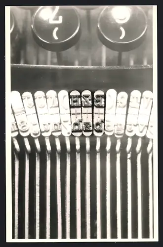 Fotografie unbekannter Fotograf und Ort, Nahaufnahme der Tasten einer Schreibmaschine, Typographie