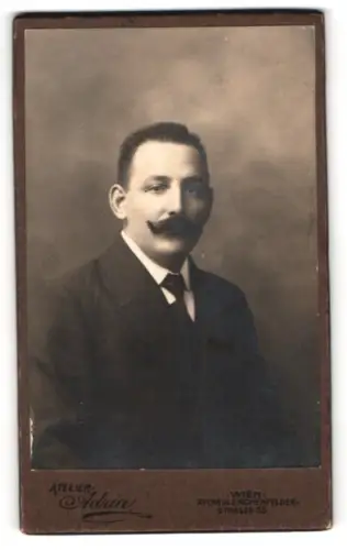 Fotografie Atelier Adria, Wien, Neulerchenfelderstrasse 55, Porträt eines Herrn mit Schnurrbart