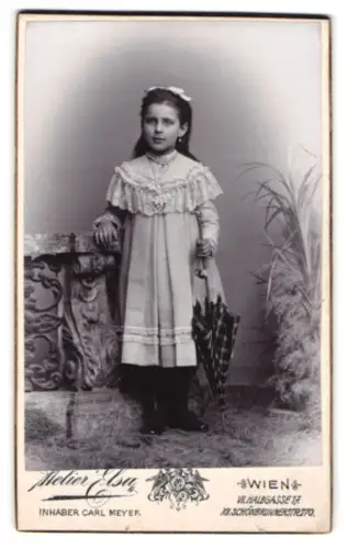 Fotografie Atelier Elsa, Wien, Halbgasse 17, Mädchen mit Schirm