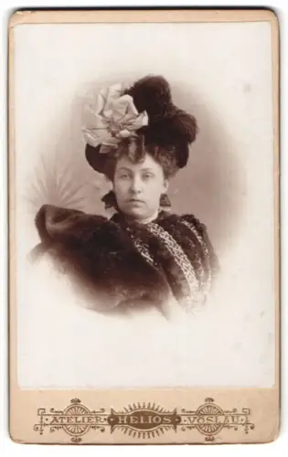 Fotografie Sigismond Hollos, Vöslau, Kirchenplatz, Porträt einer Dame mit extravagantem Hut