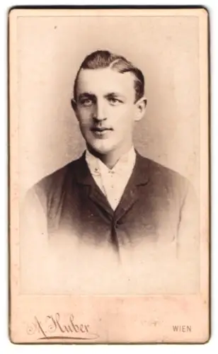 Fotografie A. Huber, Wien, Goldschmidgasse 4, Porträt eines jungen Mannes