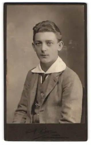 Fotografie R. Peter, Wien, Ottakringerstrasse 144, Porträt eines jungen Mannes