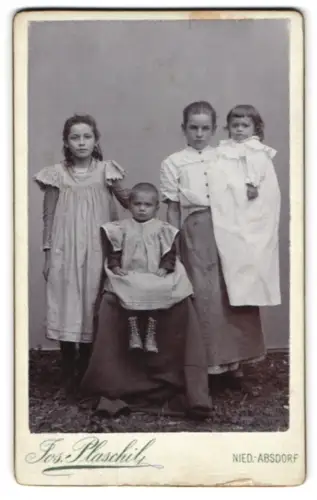 Fotografie Jos. Plaschil, Wien, Nied-Absdorf 114, Vier Kinder in traditioneller Kleidung