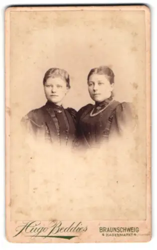 Fotografie Hugo Beddies, Braunschweig, Hagenmarkt 4, Zwei Damen in eleganter Garderobe