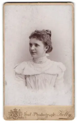 Fotografie Kolby, Zwickau i. S., äuss. Plauensche Strasse, Porträt einer jungen Frau in edler Kleidung