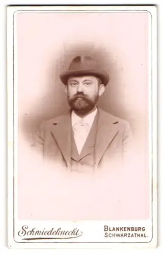 Fotografie Schmiedeknecht, Blankenburg /Schwarzatal, Porträt eines Mannes mit Hut