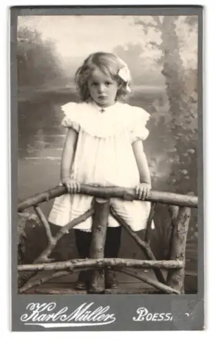 Fotografie Karl Müller, Poessneck, Poessenerstrasse, Mädchen mit Schleife an rustikaler Brücke