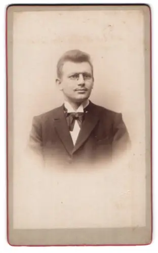 Fotografie Gustav Kneisel, Aue im Erzgebirge, Marktstrasse 95, Portrait eines Mannes