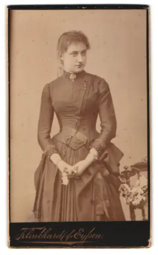 Fotografie Klinkhardt & Eyssen, Dresden, Pragerstrasse 17, Frau in elegantem Kleid