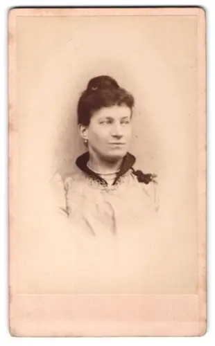 Fotografie unbekannter Fotograf und Ort, Porträt einer Frau