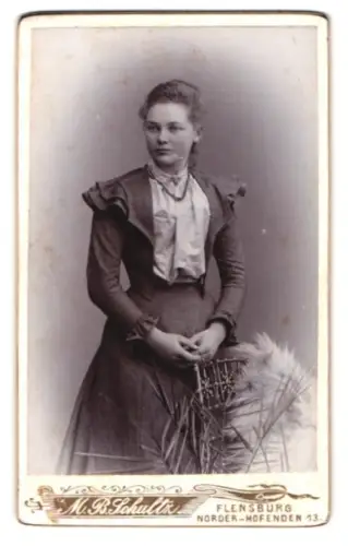 Fotografie M. B. Schultz, Flensburg, Norder-Hofenden 13, Porträt einer jungen Frau mit feinem Kleid