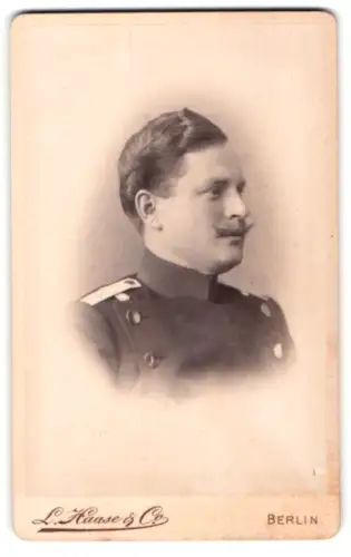 Fotografie L. Haase & Comp., Berlin, Unter den Linden 62/63, Offizier im Überrock