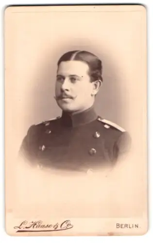 Fotografie L. Haase & Comp., Berlin, Unter den Linden 62/63, Offizier im Uniformrock