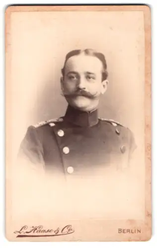 Fotografie L. Haase & Comp., Berlin, Unter den Linden 62/63, Offizier im Uniformrock