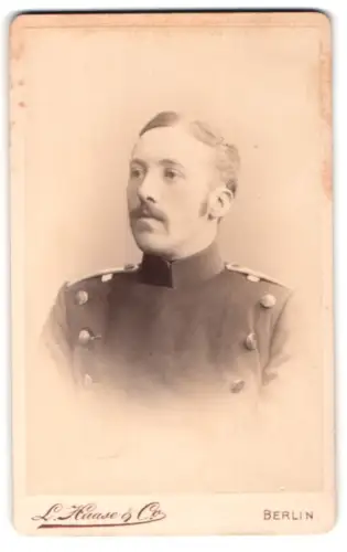 Fotografie L. Haase & Comp., Berlin, Unter den Linden 62/63, Offizier im Überrock