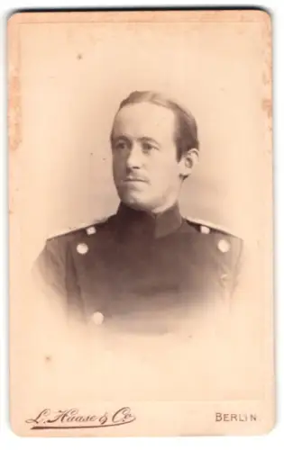 Fotografie L. Haase & Comp., Berlin, Unter den Linden 62/63, Offizier im Überrock