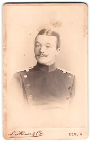 Fotografie L. Haase & Comp., Berlin, Unter den Linden 62/63, Offizier im Überrock